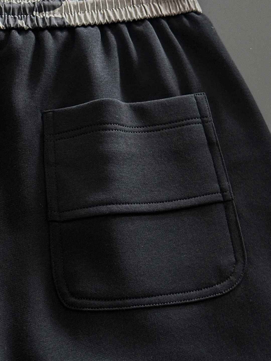 Balenciaga's three-standard complete 2026 summer New Arrival men's casual shorts, advanced custom-made Breathable fabric, Breathable fabric, extremely stretchy and comfortable, impeccable details, top-grade accessories, original logo design concept, delicate and soft feel! The upper body fit is awesome! Size: M-XXXL Please state your height and weight when ordering